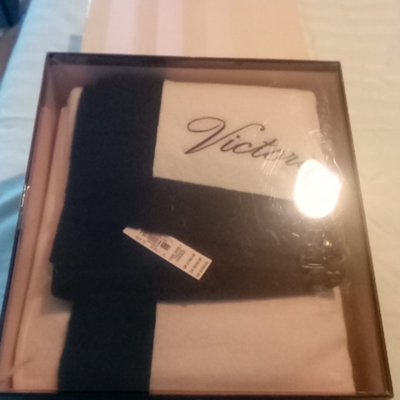 Clothes - Picture 2 of 4